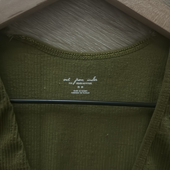 out from under plunge top 🌿 - Picture 4 of 4